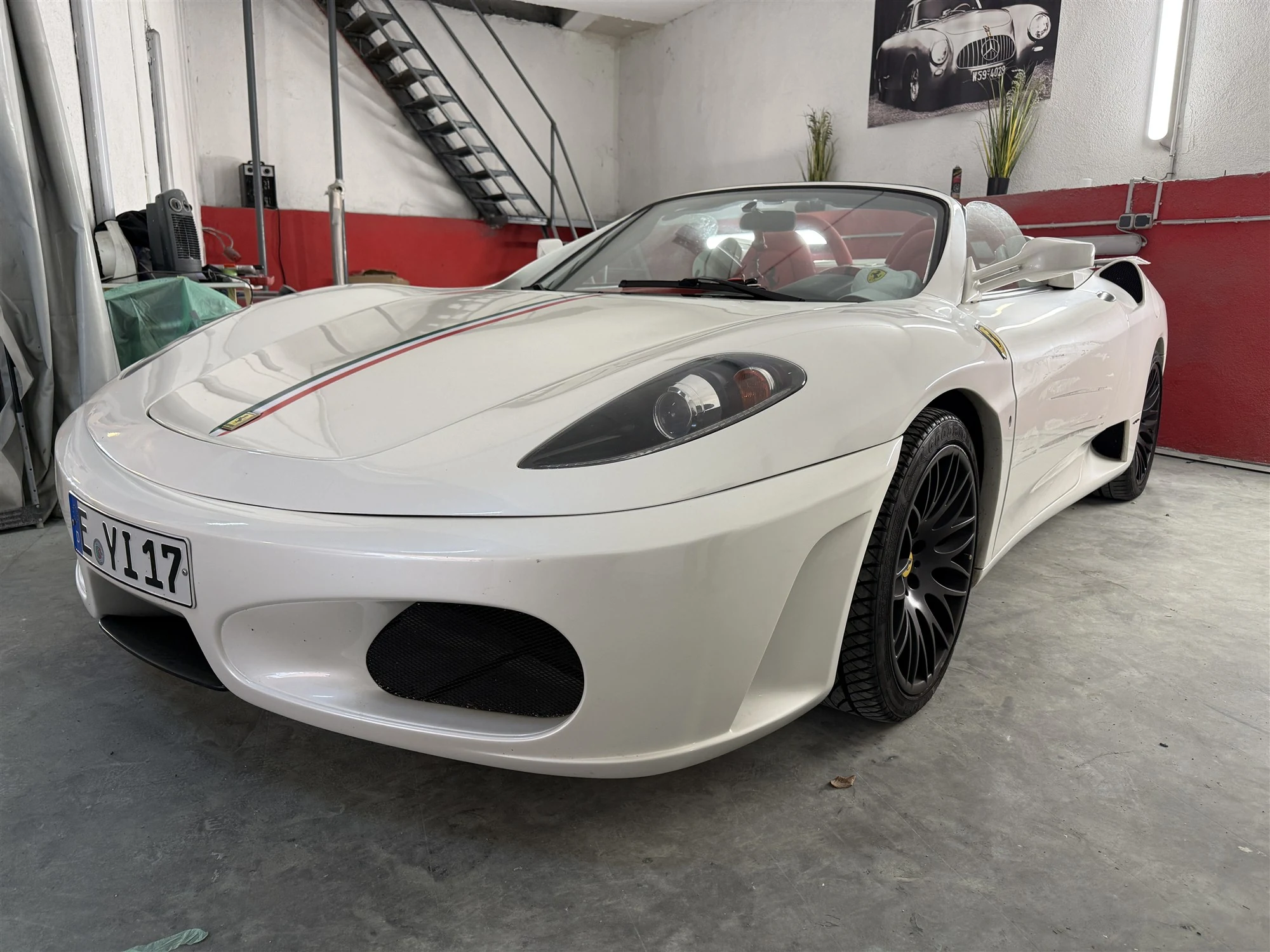 Ferrari F430 Spider Sportwagen bei der Fahrzeugbegutachtung